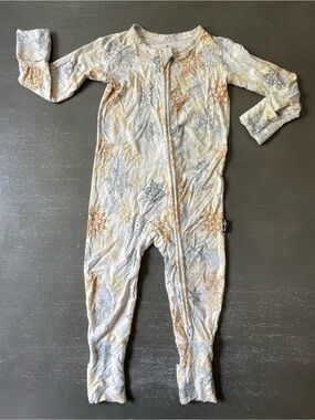 6-12m Millie + Roo Bamboo Zippy in Neutral Snowflake Print
